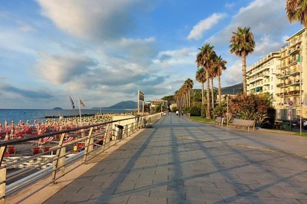 Loano-Marina Spiaggia, Mare, A 5 Stelle Exterior foto